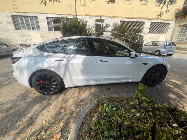 Tesla Model 3 - 4