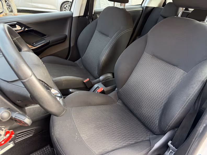 Peugeot 208 - 10