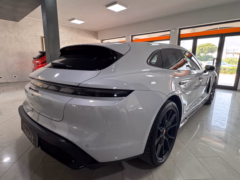 Porsche Taycan - 12