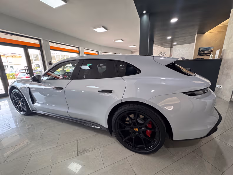 Porsche Taycan - 14