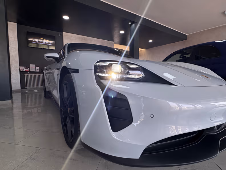 Porsche Taycan - 21