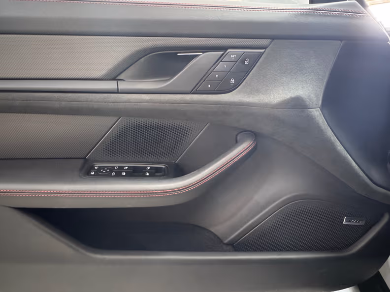 Porsche Taycan - 16