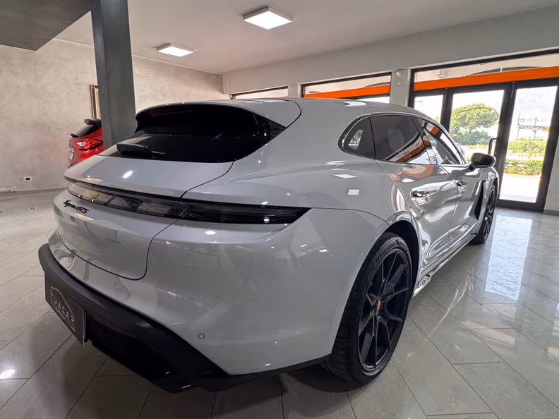 Porsche Taycan - 11