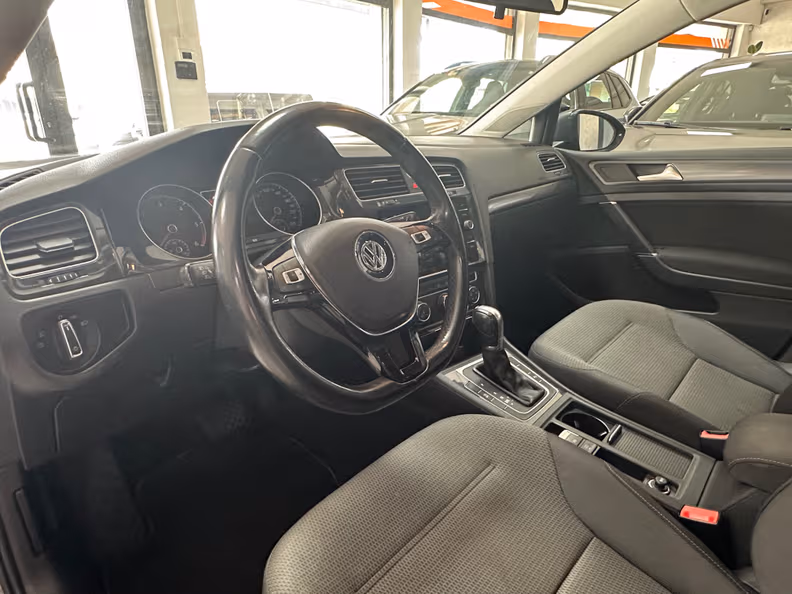 Volkswagen Golf - 8