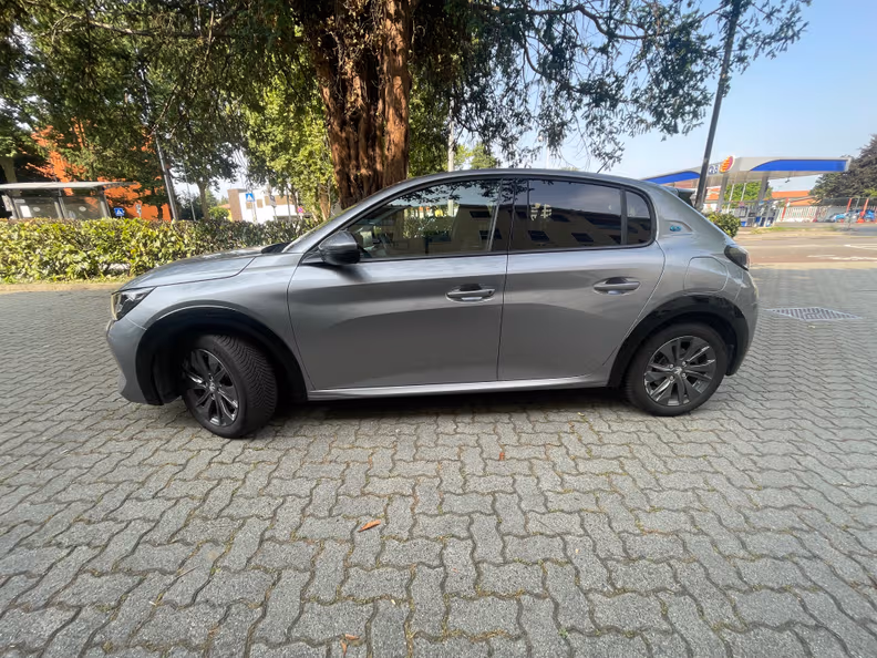 Peugeot 208 - 8