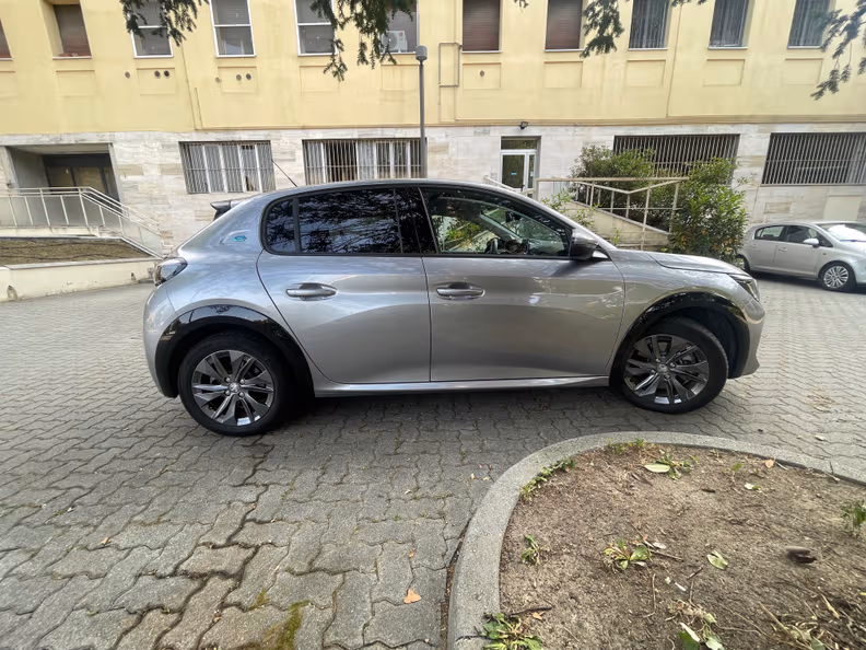 Peugeot 208 - 4