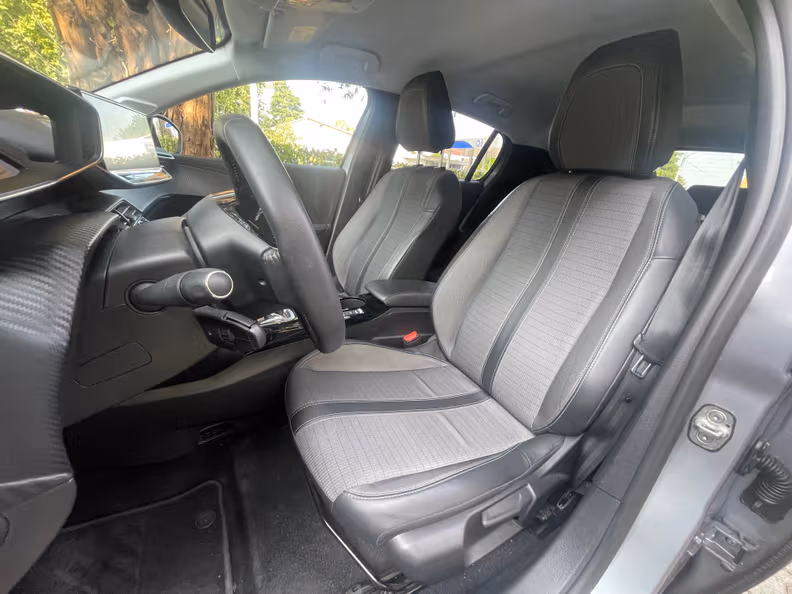 Peugeot 208 - 25