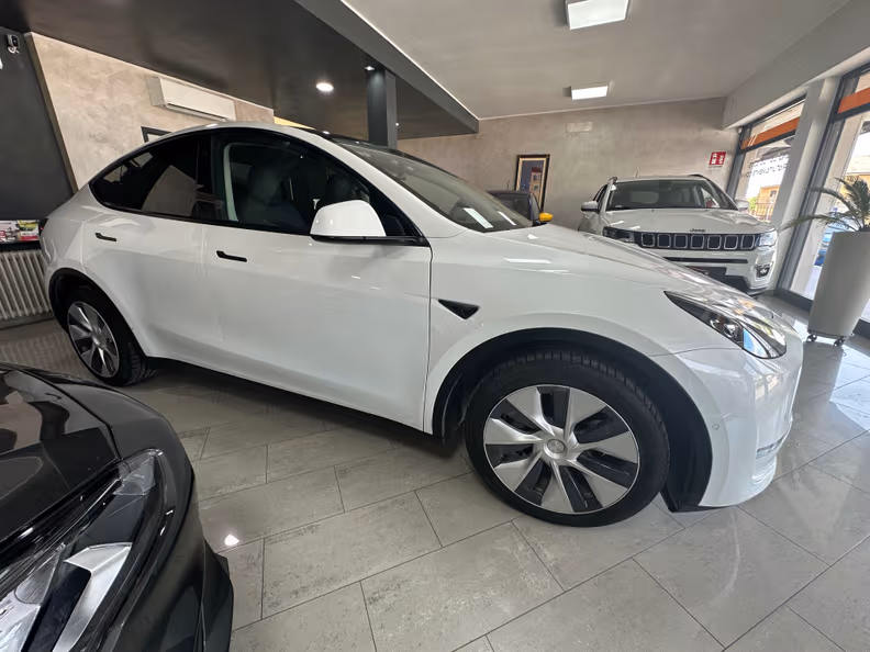 Tesla Model Y - 6