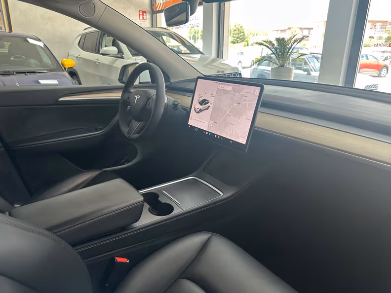 Tesla Model Y - 9