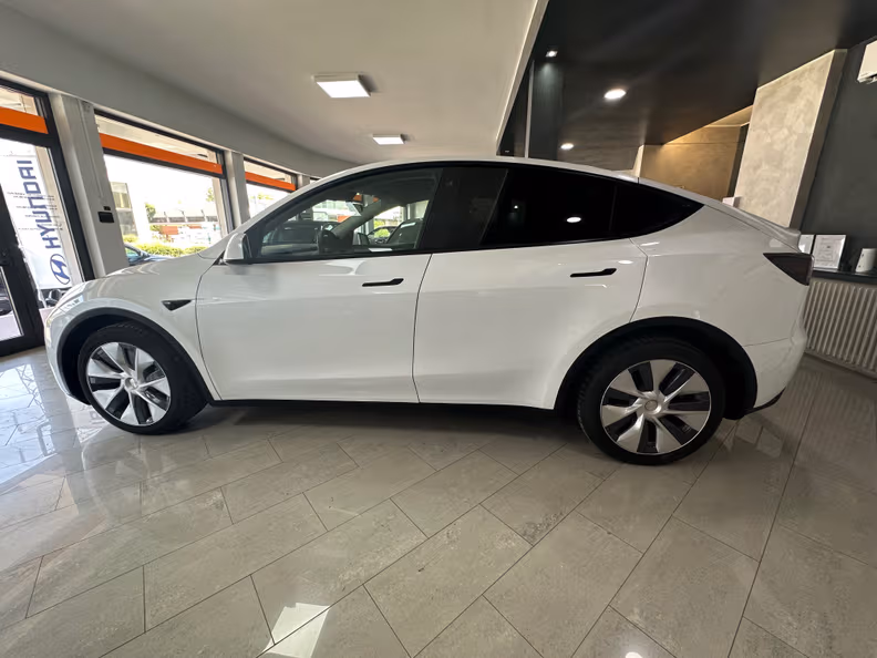 Tesla Model Y - 2