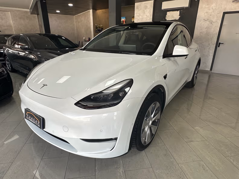 Tesla Model Y - 8
