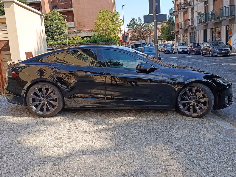 Tesla Model S - 4