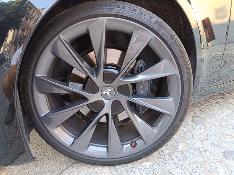 Tesla Model S - 31