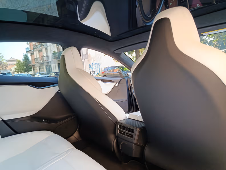 Tesla Model S - 21