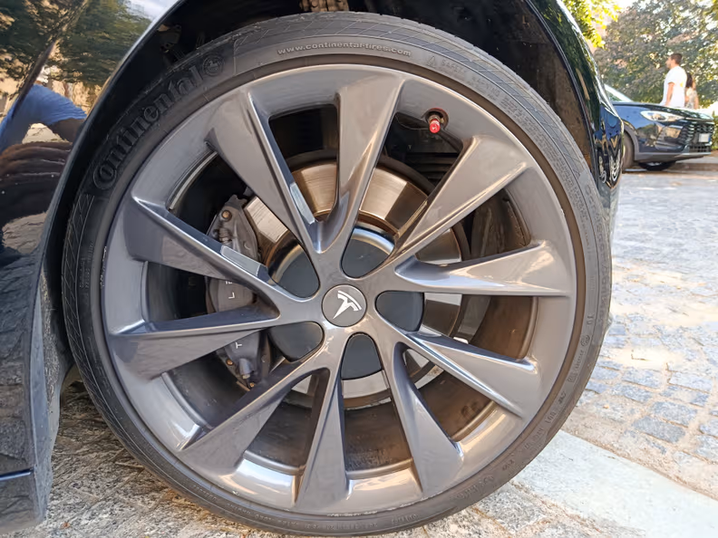 Tesla Model S - 34
