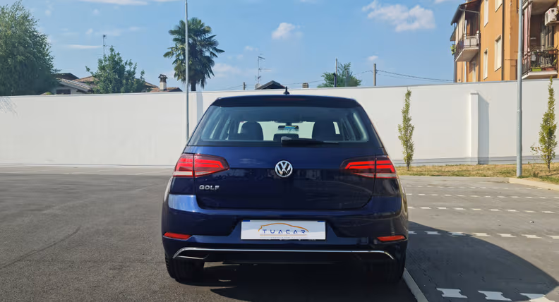 Volkswagen Golf - 6