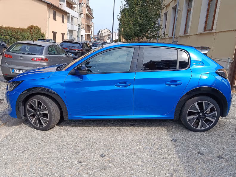 Peugeot 208 - 8