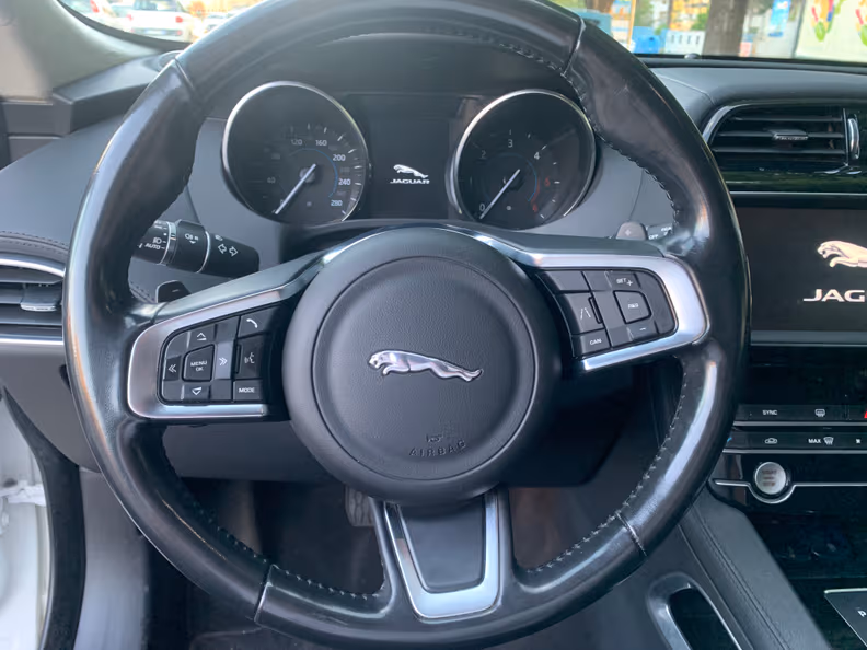 Jaguar F-Pace - 27