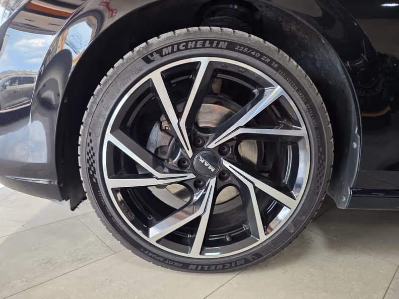 Volkswagen Golf - 6