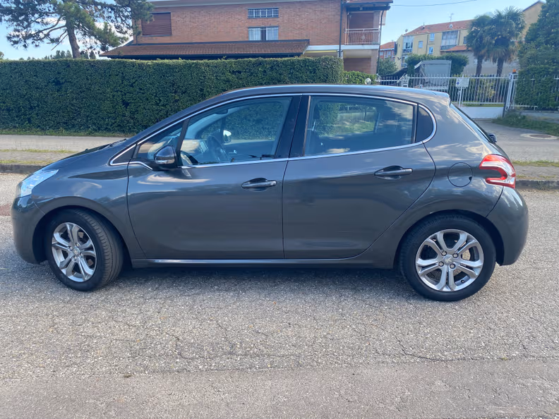 Peugeot 208 - 8