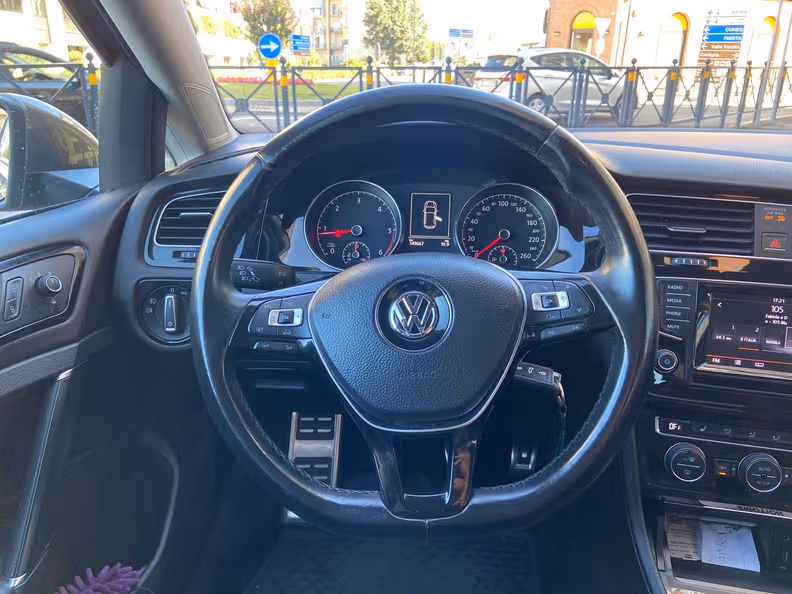Volkswagen Golf - 25
