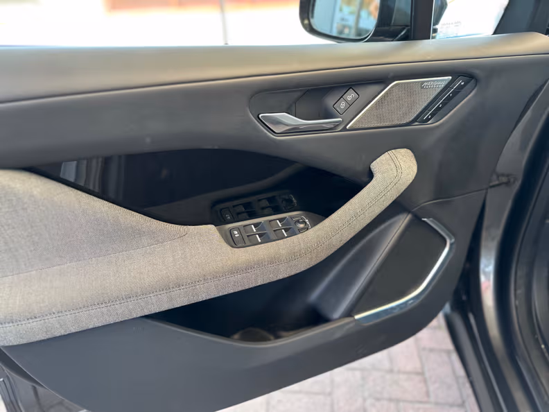 Jaguar I-Pace - 12