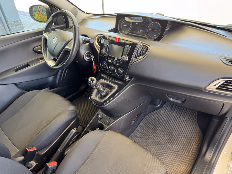 Lancia Ypsilon - 8