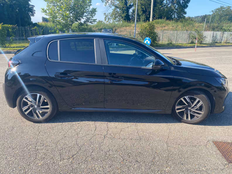 Peugeot 208 - 8