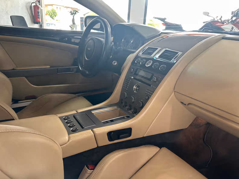 Aston Martin DB9 - 9