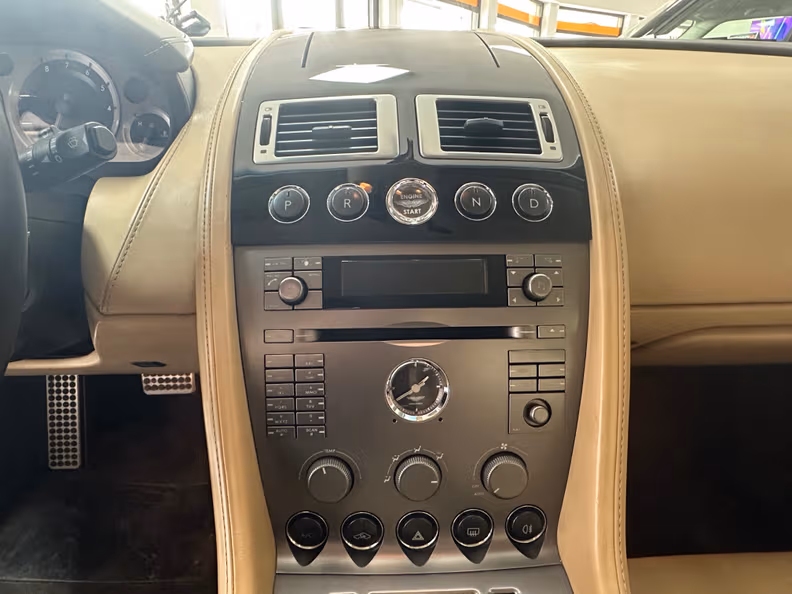 Aston Martin DB9 - 12