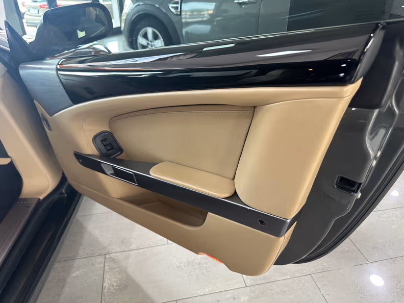 Aston Martin DB9 - 16