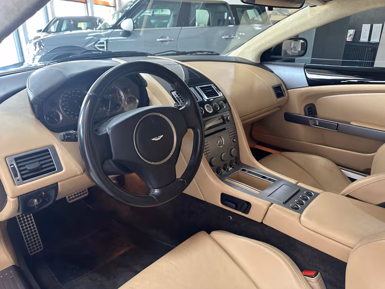 Aston Martin DB9 - 10