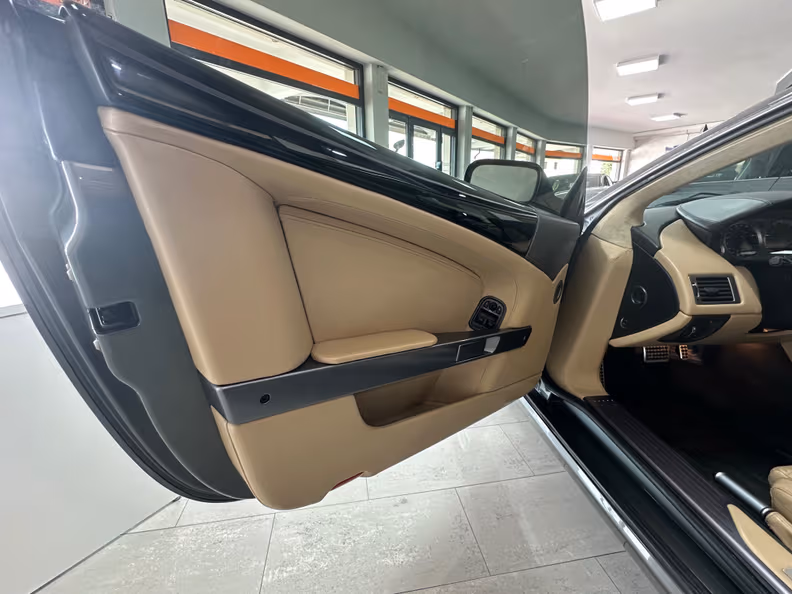 Aston Martin DB9 - 15