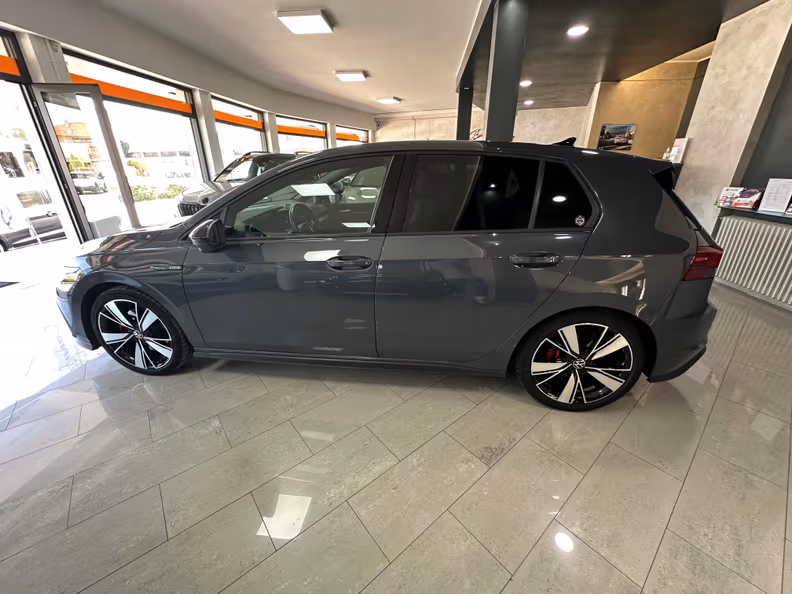 Volkswagen Golf - 2