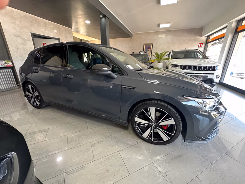 Volkswagen Golf - 6