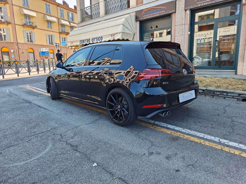 Volkswagen Golf - 6