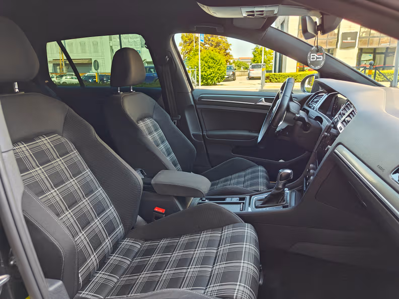 Volkswagen Golf - 9
