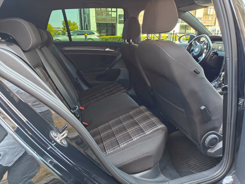Volkswagen Golf - 10