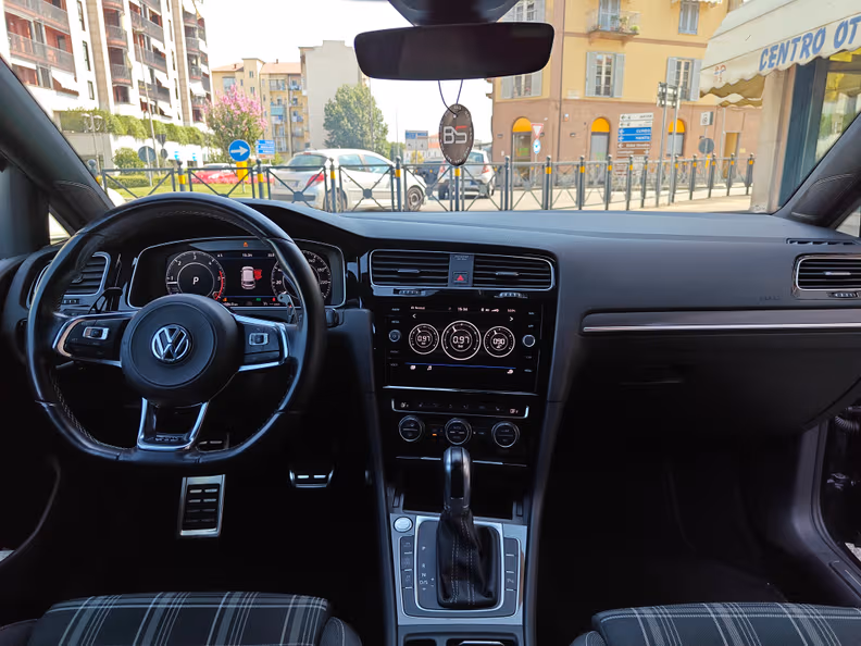 Volkswagen Golf - 8