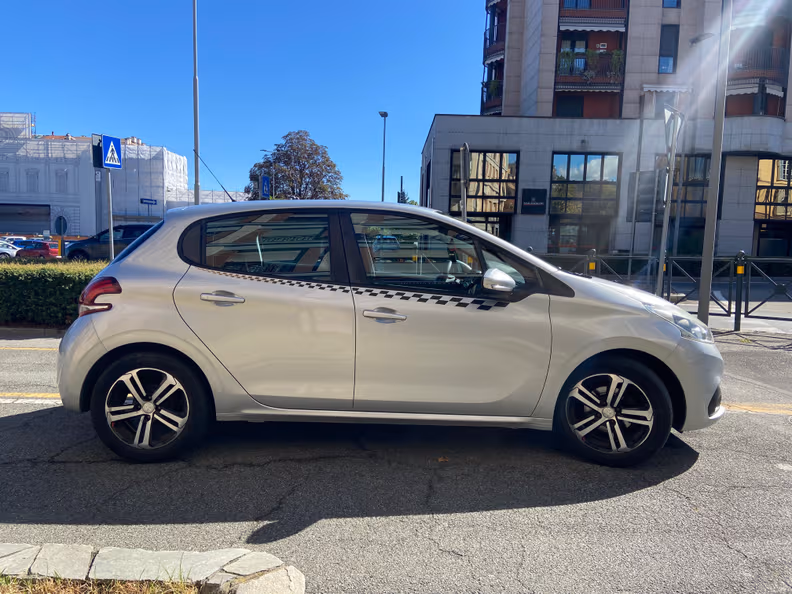 Peugeot 208 - 17