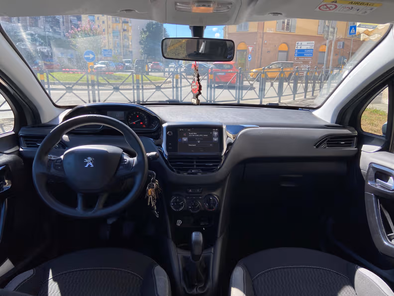 Peugeot 208 - 8