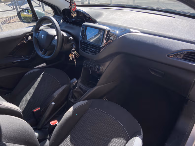 Peugeot 208 - 15