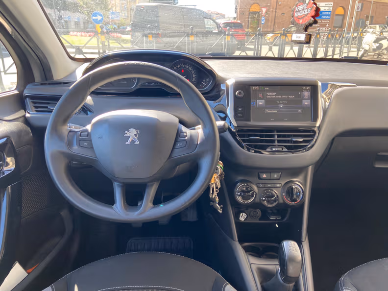 Peugeot 208 - 13