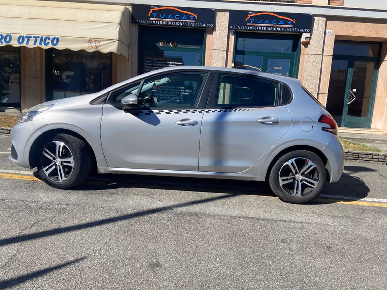 Peugeot 208 - 18