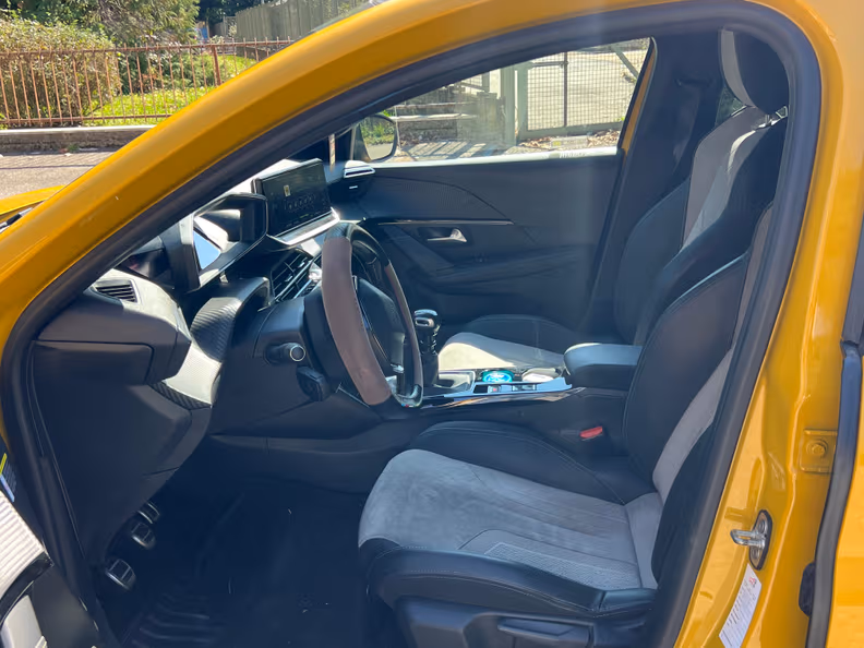 Peugeot 208 - 35