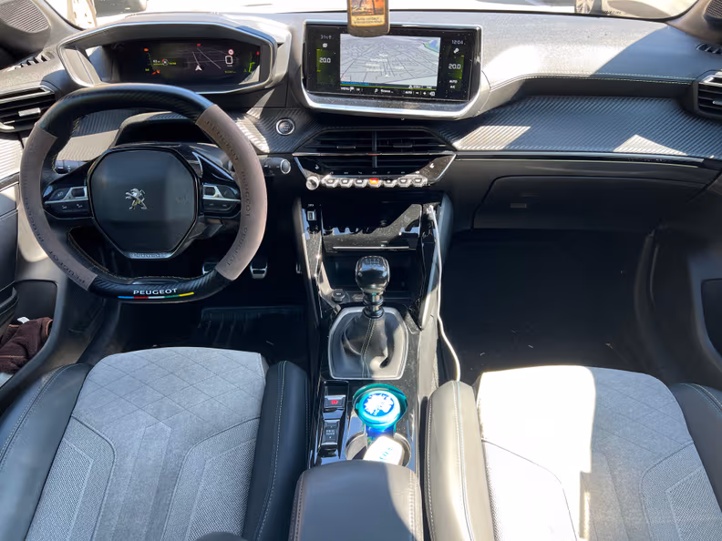 Peugeot 208 - 11