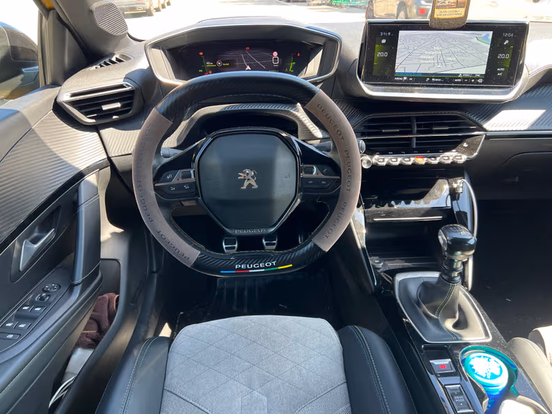 Peugeot 208 - 12