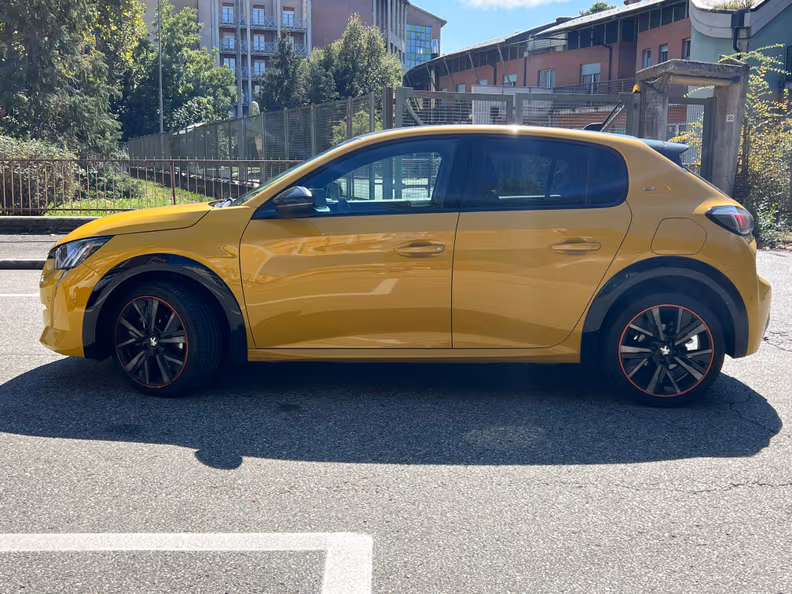Peugeot 208 - 8