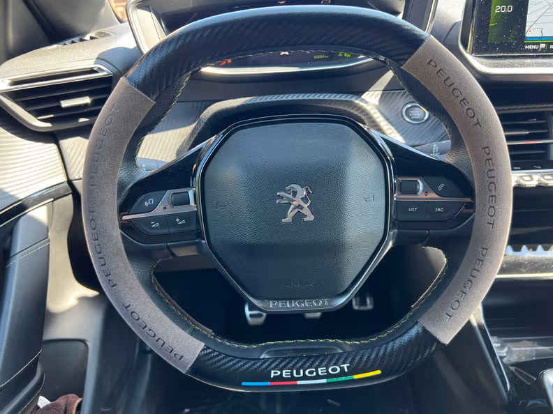 Peugeot 208 - 13