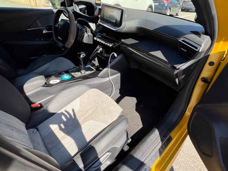 Peugeot 208 - 17